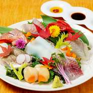 北海道と鳥取からの産直の季節の魚介を使用した『本日のお造り8種盛り』