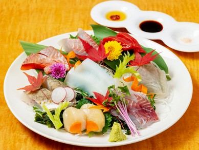 鳥取から産直の季節の魚介を使用した『本日のお造り8種盛り』