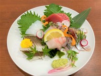 新鮮な魚介の魅力を堪能できる看板メニュー。その時期ならではの珍しいものが並ぶことも。季節感を大切にした彩り豊かな盛り合わせは目でも楽しむことができます