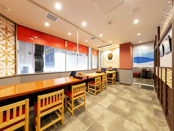 魚介料理を囲み、ゆっくりと食事を楽しむ贅沢な時間