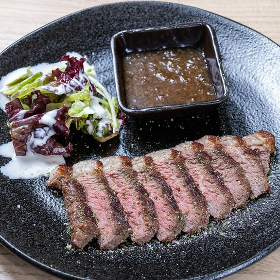 一口ごとに牛肉の旨みがどんどん溢れ出してくる、贅沢な『ステーキ』