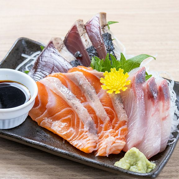 毎日市場から届けられる厳選した魚介を使った『絶品鮮魚3種盛り』