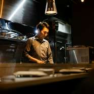 温かな料理と笑顔で客人を迎える、喧騒を離れた隠れ家