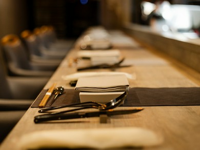 美食と会話を楽しみ、二人の新たな思い出を築く