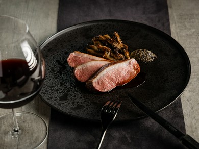 ワインを熟知したソムリエによる一本に舌鼓