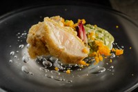 地鶏を使った鶏のフリットに、自家製のタルタルソースとピクルスを添えて。