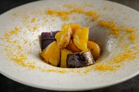 カラスミを上からまぶした、自家製のポテトフライ。