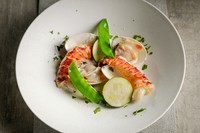 ソテーしたオマール海老と、蛤の濃厚なダシを使ったクラムチャウダー。当店の定番メニューです。