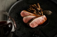 柔らかく旨みと甘みのバランスに優れた国産鴨を使用しています。季節の野菜を添えて。