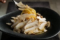 スライスした生の松茸と、煮込んだの松茸の軸を使った当店オリジナルのパスタです。