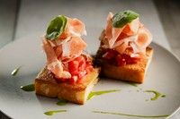 自家製パンのフォカッチャに、甘みのあるフルーツトマトと生ハムをたっぷり乗せて。