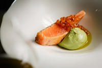 瞬間燻製したサーモンにアボカドのムースを添えた逸品。スモーキーな香りと新鮮さをお楽しみください。