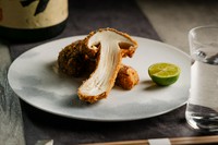 フライした国産松茸に、シンプルに酢だちを添えて。