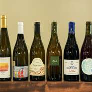 自然派ワインを中心に泡・白・オレンジ・赤を揃える。前菜にはシャンパンや白ワイン、蒸し魚にはナチュールの紹興酒、クリスピーチキンにはオレンジワイン、担担麺には白酒ソーダなど、グラスごとにオーダーできる。