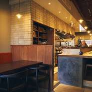 本格的な香辛料を熱々の料理でジュッと立たせた、“香りがぷんぷんする”キッチンカウンターでは、シェフとの会話も楽しめる。間隔をゆったりととったカウンター8席のほかに、4名がけのテーブル席が×2つ。