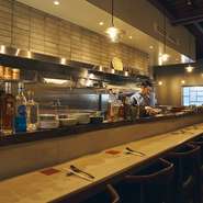 営業時間内であれば、何時からでも入店可能な“一回転”制。コースメニューもアラカルトメニューも叶えてくれるので、1人でも入りやすい。大きなガラスの扉から覗いて席が空いていれば、予約なしでの食事もOK。
