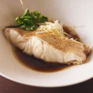 中華の「蒸し魚」は油をかけながら焼くため、しっとりしつつあっさりとした味わいの脂をもつオオモンハタを使用。タレは化学調味料を使わず、数日間漬け込んだ干し椎茸と昆布の旨みをベースに、醤油で仕上げます。