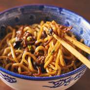 炒め揚げたきのこの旨みや、ナッツの食感がクセになる看板メニュー。ホールスパイスで仕入れる2種の山椒はお店で挽き、青山椒はオイル漬け、漢源山椒はパウダーとして仕上げに使用。複雑な香りの体験が記憶に残る。