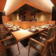 カウンター席では、料理の香りや音、温かさを感じながらゆっくり過ごせるので、二人の距離がぐっと縮まることでしょう。おでんの繊細な味わいに合わせて会話も自然と弾みます。