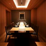 プライバシーを守りながらも趣ある個室と上質なサービスが、特別な場面にふさわしい格別な時間を演出。大切な人たちとの交流の場や重要な集まりのシーンを格上げするひとときを、皆と共有できます。