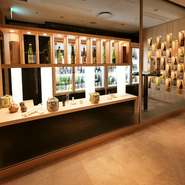 日本酒専用の蔵を設け、温度管理から保管環境に至るまで、日本酒にとって理想的な条件を徹底的に追求。この特別な環境により、通常の保管では難しい繊細な香りや味わいを損なうことなく日本酒を楽しめます。
