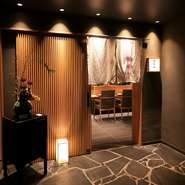 入店すると、まるで別世界に足を踏み入れたかのような非日常の空間の中で、くつろぐことが可能。細部にまでこだわりが感じられ、心を落ち着かせる優雅な雰囲気が漂います。