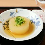 長時間かけて煮出した利尻昆布に鰹節を加えることで表現される、出汁の調和。じっくり煮込まれた大根は、その出汁をたっぷり吸い込むことで、じゅわっと滋味が広がります。