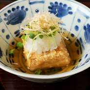 外は軽やかにカリッと揚げられ、中はしっとり滑らか。そのバランスは絶妙で、ゆるやかにとろけていくかのよう。出汁が豆腐の味を引き立て、素材の繊細さが際立つ一品。