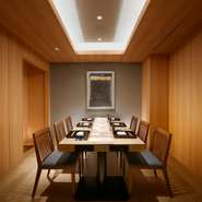 ※サービス料を別途頂戴いたします。
※各種単品メニューもご用意をしております。コースご注文後に追加にて承ります。詳細は店舗にてご確認ください。