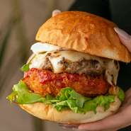 SHIMAUMA BURGER淡路島本店は、

広々としたテラス席のあるコンテナ型の店舗です。
席は屋外で解放感もあり、大人数のランチにも最適です。
