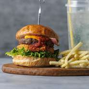 SHIMAUMA BURGERは、
淡路島で収穫された玉ねぎのフライを主役にし、
淡路島産の玉ねぎソテーが入った自家製トマトソースも使ったハンバーガーです。