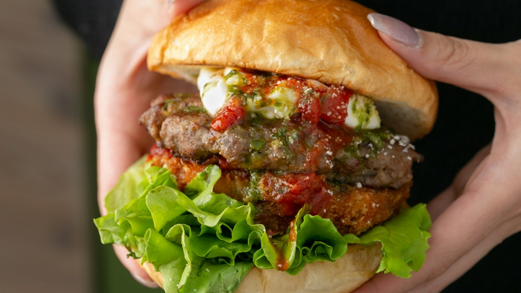トマトの酸味とバジルの香りが口の中で調和する『バジルチーズバーガー』