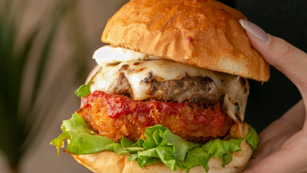 個性が異なる2種のチーズで味に奥行きを出す『2種のあぶりチーズバーガー』