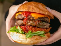 食感とボリューム、深い旨みが広がる『ザ淡路牛プレミアムバーガー(ダブル)』