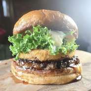淡路島産の玉ねぎフライを使ったてりやきバーガーです。
(淡路島本店では販売しておりません。)