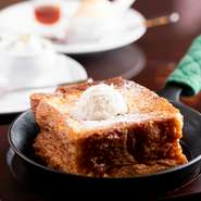 ゆったりとした広めの空間は、友人と過ごすのに最適。こだわりのスイーツを食べながら、優雅なティータイムを過ごせます。平日のランチタイムには、フードにドリンクがつくお得なセットもオススメです。