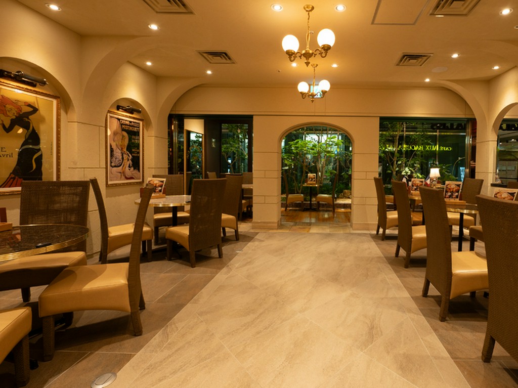 エレガントなフランス風カフェで過ごす、二人の優雅な時間