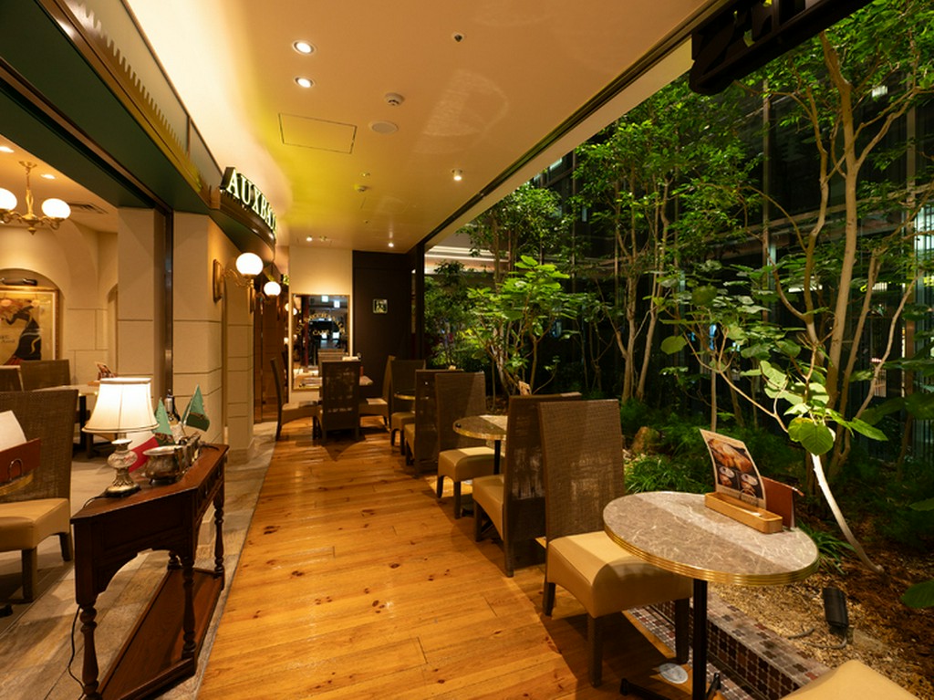 甘いスイーツとコーヒーで自分を労わる、くつろぎのカフェタイム