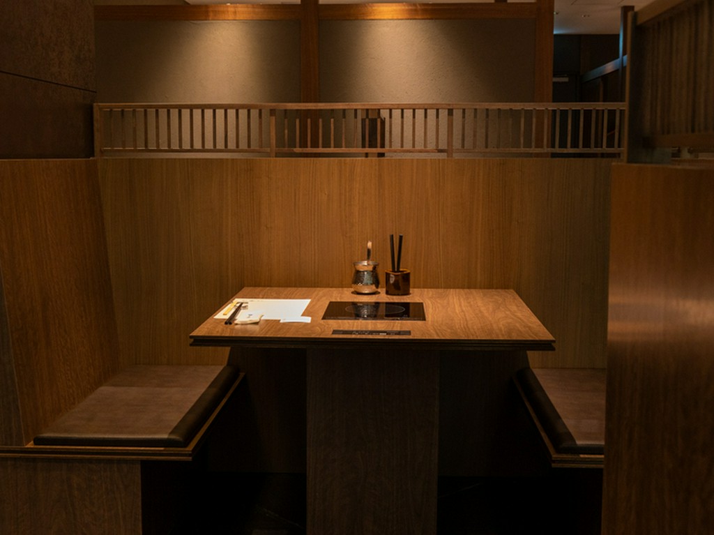 駅直結！時間を気にせずお鍋とお酒を楽しめる、和モダンな店内