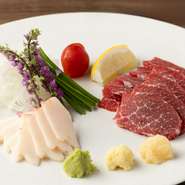 赤身のおいしさをしっかり感じられる質の良い霜降り肉と、コリコリとした食感が魅力のタテガミ。新鮮で臭みがないため、食べやすい点もうれしいポイントです。2つの部位を重ねて食べるのがオススメ。