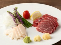 赤身のおいしさをしっかり感じられる質の良い霜降り肉と、コリコリとした食感が魅力のタテガミ。新鮮で臭みがないため、食べやすい点もうれしいポイントです。2つの部位を重ねて食べるのがオススメ。