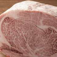 食肉専門店としてスタートし、現在も【肉の勉強屋】を営む本店から仕入れている黒毛和牛は、柔らかくとろけるようなおいしさが自慢なんだそう。火入れすることで溢れ出す、上質なおいしさをご堪能あれ。