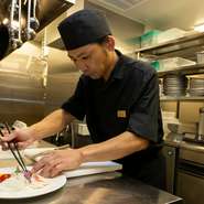 訪れるゲストが街の喧騒から離れて、ゆったりと寛げるように心がけていると話す料理長。肉をはじめ地元の食材や醤油などの調味料にもこだわり、心まで温かくなるような料理をつくっているそうです。