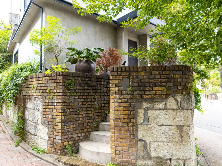 レンガのエントランスからワクワクする住宅街にある瀟洒な一軒家