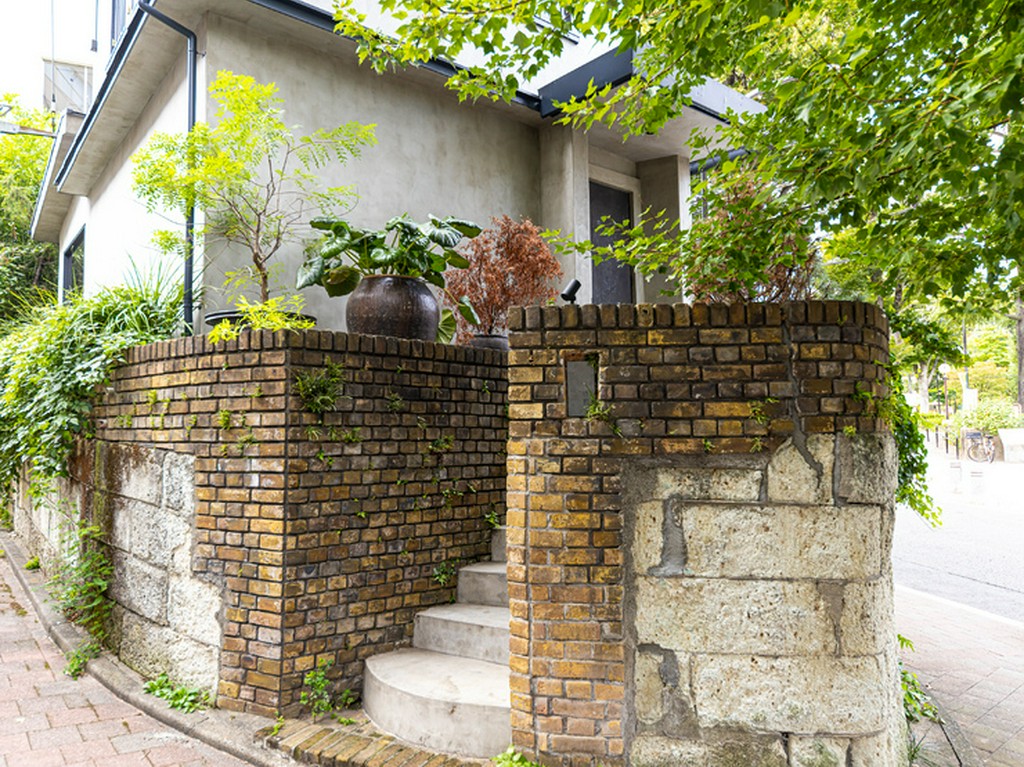 レンガのエントランスからワクワクする住宅街にある瀟洒な一軒家