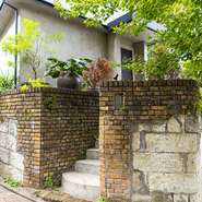 高級住宅街・松濤にある隠れ家的なシチュエーション。エントランスの植栽も美しく、店内に入る前からドキドキワクワク。店内はモダンにリノベーションされたカウンターレストランになっています。