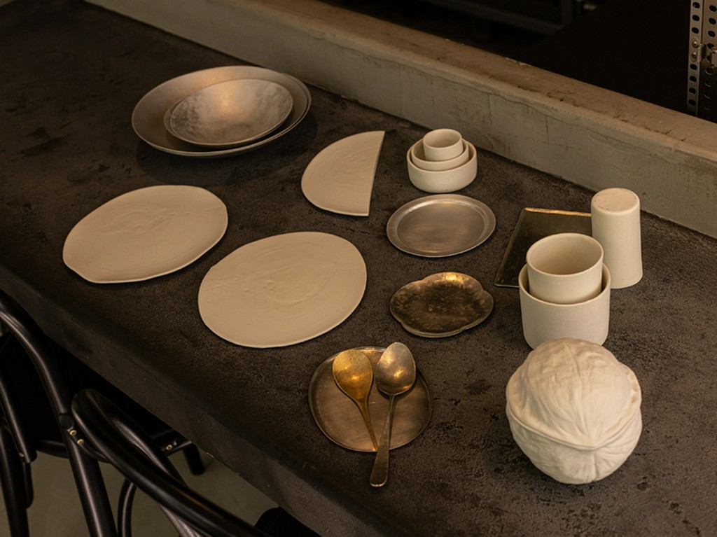 偶然生まれた美しさや質感を楽しめる作家ものの器で料理を演出