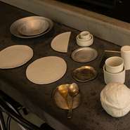 料理も器も共通するテーマは「均一ではない、自然に生まれる微妙な美しさを愛でる」。器にもなれば、裏返して台座にもできるなど創造力をかきたて料理を演出する自由で楽しい器が揃っています。