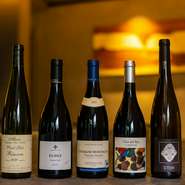 ソムリエの平野彩子さんが、料理と一緒に飲んで味わいの変化を楽しむワイン、ワインだけ飲んでもおいしいもの、そして時に日本酒もと遊び心を交えたペアリングでコース料理にさらなる味わいをプラスしてくれます。