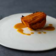 バターナッツの曲線のシェイプを生かしながら細かく包丁を入れ、チョリソーを挟んでグリル。表面はカリッ、シャキッ、内側はホクッとした食感のコントラスト、コリアンダーの香りのソースが印象的です。